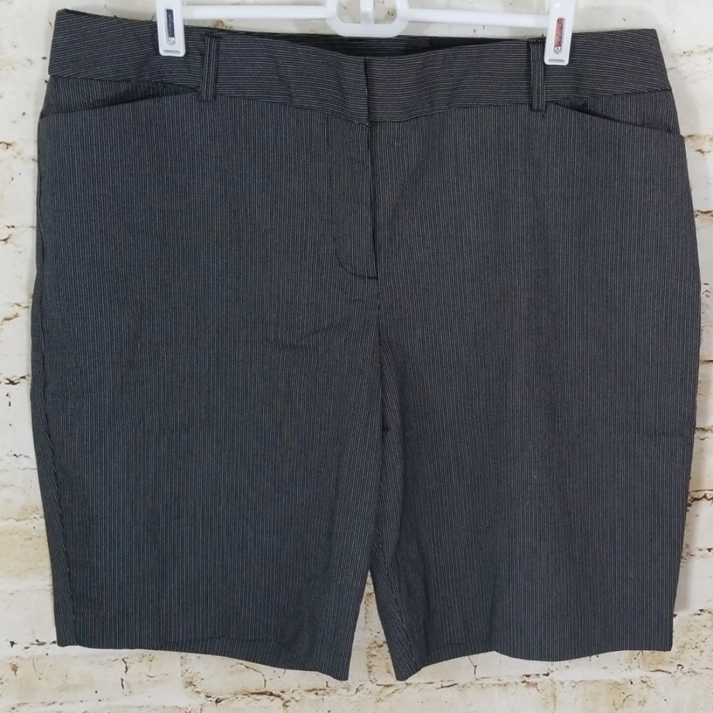 APT. 9 Bermuda Mid Rise Shorts NWT Size 14